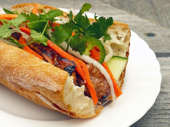 Món ăn phổ biến của Việt Nam là bánh mì cũng lọt Top.