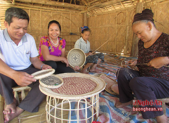 HTX Mây tre đan Bản Diềm xã Châu Khê góp phần khôi phục, phát triển nghề truyền thống của đồng bào dân tộc Thái Con Cuông.