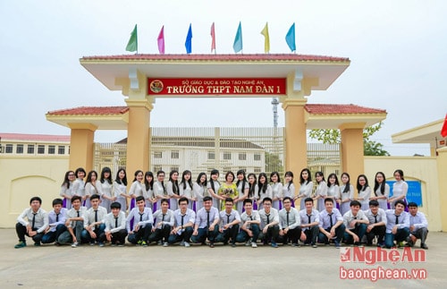 Tập thể lớp 12C1 luôn dẫn đầu về thành tích trong học tập