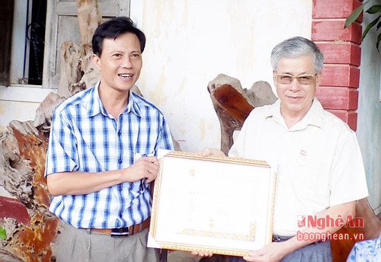 đảng viên chính thức.  (Ảnh: Đồng chí Trần Nhật Minh, Bí thư Đảng bộ Thị trấn Quỳ Hợp trao huy hiệu 50 năm tuổi đảng cho ông Hoàng Khắc Lý)