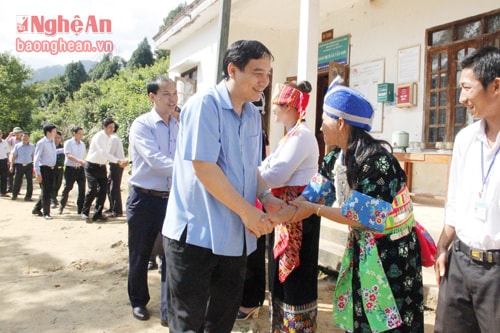 Đồng chí Nguyễn Đắc Vinh- Bí thư Tỉnh ủy Đoàn công tác chào hỏi cán bộ và nhân dân xã Tây Sơn, đây là địa bàn cư trú của đồng bào dân tộc Mông.