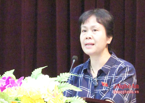 Bà Nguyễn Vân Chi - Ủy viên Thường trực Ủy ban Ngân sách Quốc hội trả lời kiến nghị của cử tri Diễn Châu. 
