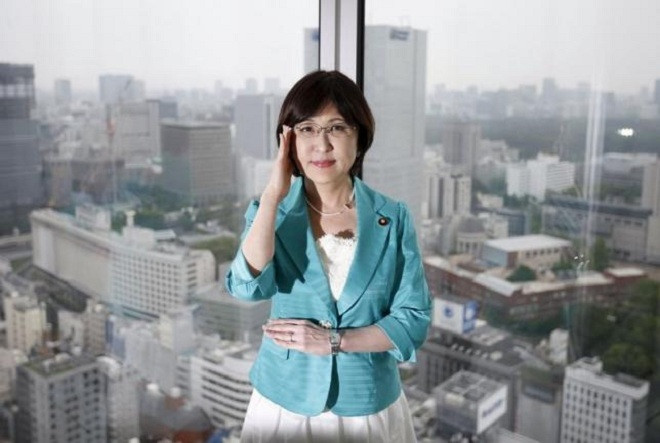 Bà Tomomi Inada hôm 3/8 được bổ nhiệm làm lãnh đạo Bộ Quốc phòng, trở thành người phụ nữ thứ hai ở Nhật Bản đảm nhận cương vị này. Người đầu tiên nắm giữ vai trò này là bà Yuriko Koike, được bổ nhiệm năm 2007. Ảnh: Reuters