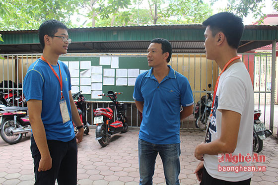2 VĐV trao đổi với thầy giáo Nguyễn Văn Nga (đứng giữa) sau giờ thi đấu.