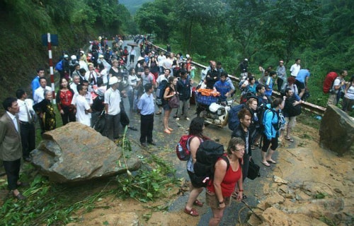 nhieu-du-khach-mac-ket-tren-duong-len-sa-pa