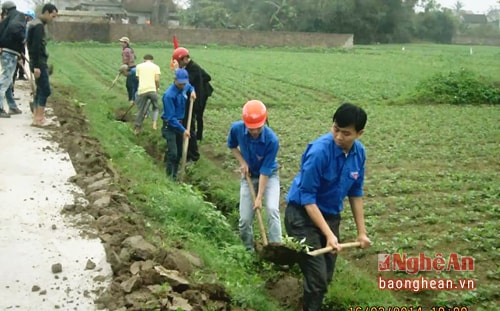 ĐVTN xã Nghi Hoa ra quân vệ sinh môi trường nạo vét kênh mương nội đồng.