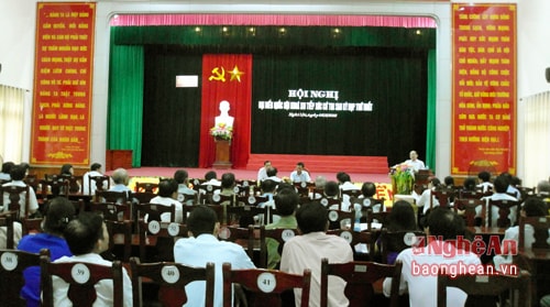Toàn cảnh hội nghị tiếp xúc cử tri.