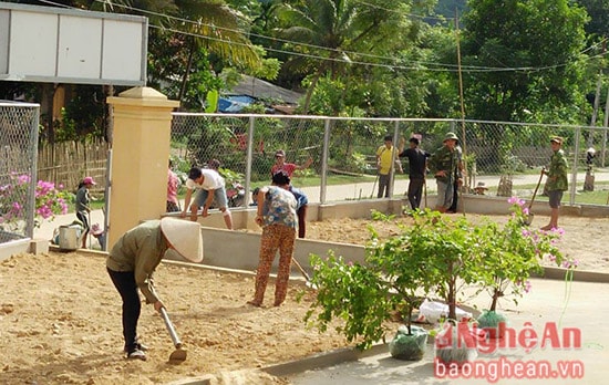 Giáo viên, phụ huynh đang lao động dọn dẹp