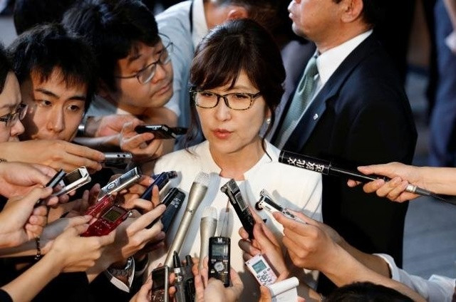 Tomomi Inada trả lời phỏng vấn trong lễ nhậm chức Bộ trưởng Quốc phòng.