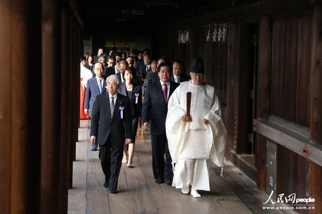 Các Nghị sỹ Quốc hội Nhật Bản thăm đền Yasukuni (tháng 10-2013).