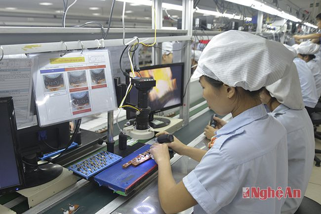 Công nhân kỹ thuật  làm việc tại khu công nghiệp Nam Cấm. Ảnh: Sỹ Minh