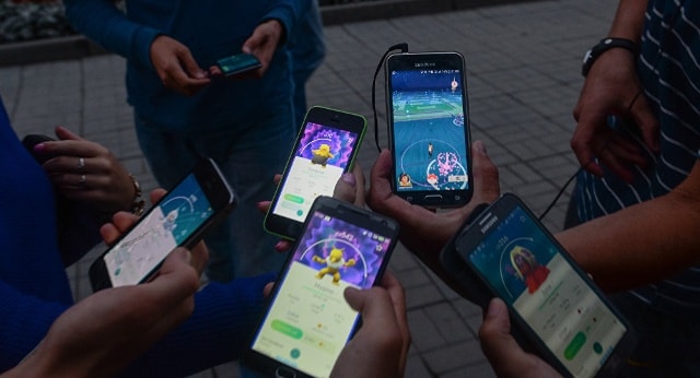 Pokemon Go có thể giúp người chơi giảm cân và giao tiếp dễ dàng hơn với những người xung quanh. Ảnh: Sputnik.