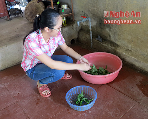 Ngoài giờ học, Minh cũng thường xuyên giúp đỡ bố mẹ việc nhà. 
