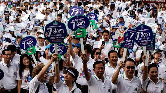 Ảnh 1: Hàng nghìn người dân Bangkok tham gia chiến dịch kêu gọi người dân đi bỏ phiếu ngày 7/8 tới. Ảnh: Straits Times.