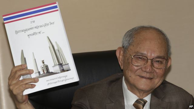 Ảnh 2: Chủ tịch Ủy ban soạn thảo hiến pháp của Thái Lan Meechai Ruchupan và bản dự thảo hiến pháp mới. Ảnh Reuters.