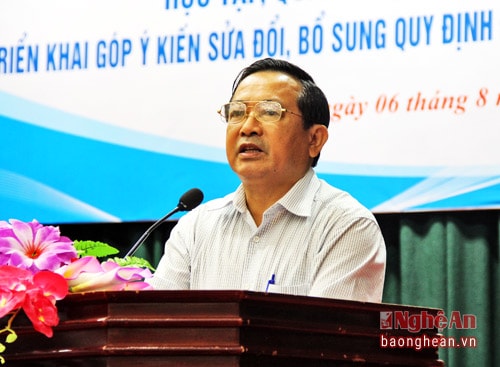 Đồng chí Trần Duy Ngoãn - Chủ tịch Hội Nhà báo tỉnh truyền đạt các nội dung của Hội nghị.