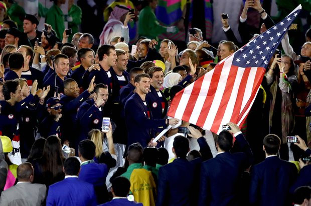 Đoàn vận động viên Hoa Kỳ dẫn đầu bởi vận động viên bơi nổi tiếng Micheal Phelps. Ảnh: CNN