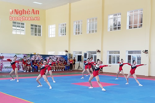 Phần thi bắt buộc của đội Aerobic Nghệ An.