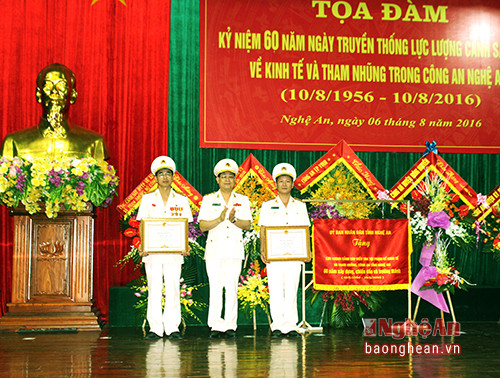 Đại tá Nguyễn Hữu Cầu-  Giám đốc Công an tỉnh Nghệ An thừa ủy quyền của Chủ tịch UBND tỉnh trao Bằng khen cho 2 cá nhân Phòng Cảnh sát kinh tế.