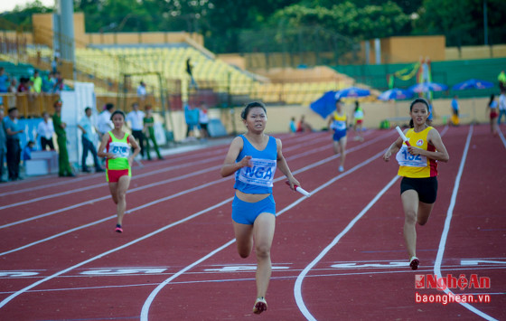 Các VĐV nữ Nghệ An (áo xanh) trên đường chạy tiếp sức 4x100 nữ hệ nâng cao.