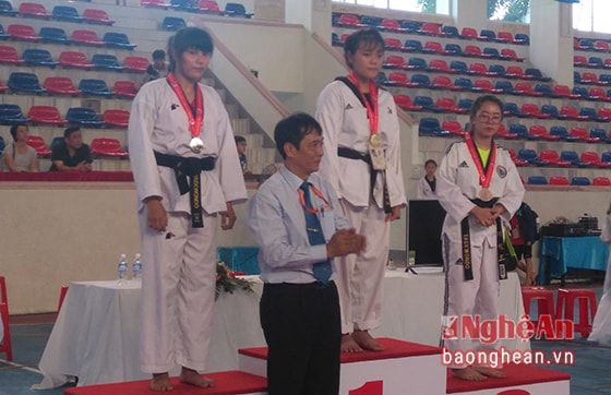 VĐV taekwondo Hoàng Thị Thu Hương xuất sắc đem về tấm HCV cho đoàn Nghệ An tại HKPĐ toàn quốc.