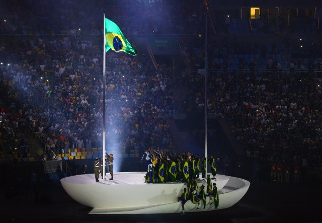 Thượng cờ nước chủ nhà Brazil. Ảnh: Reuters