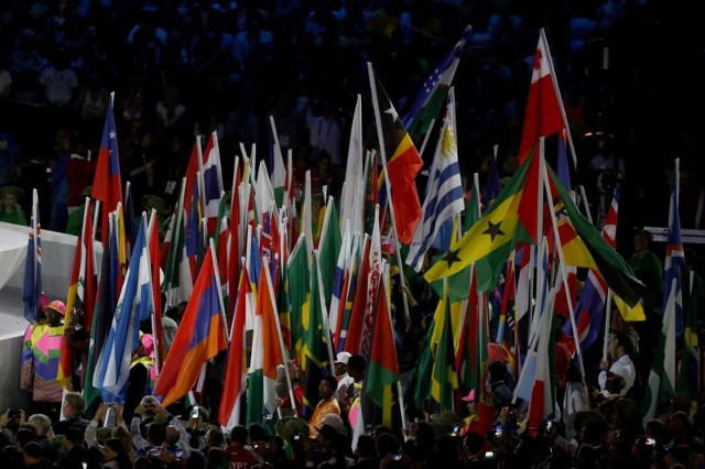 Các lá cờ hội tụ trên sân vận động trong lễ khái mạc. Ảnh: BBC