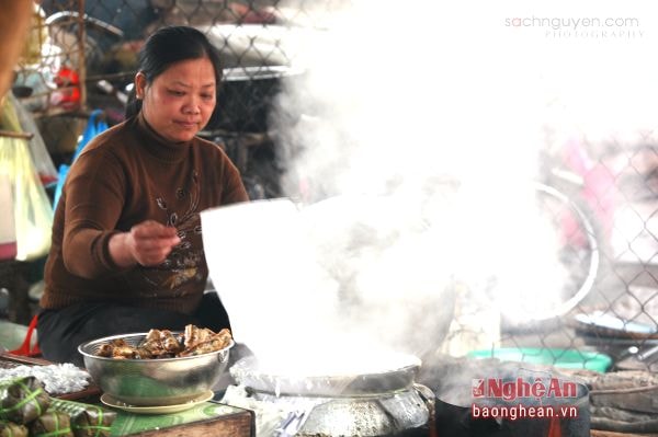Hàng bánh mướt sáng trên phố.