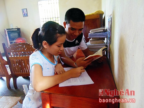 Trần Đức Mạnh hướng dẫn em gái học bài. 