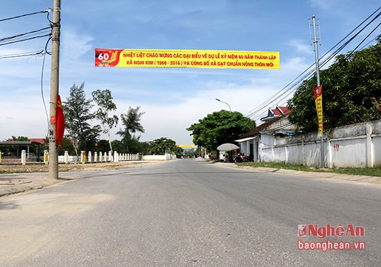 Con đường được rải thảm nhựa dẫn vào trụ sở xã Nghi Kim