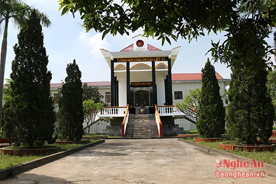 Đại tưởng niệm các anh hùng thương binh liệt sỹ được xây dựng vào năm 1994, đây là địa chỉ mà bà con nhân dân trong xã vẫn thường đến để thắm hương tưởng nhớ đến công ơn các anh hùng liệt sỹ đã ngã xuống