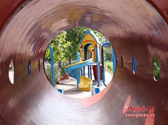 Trường mầm non của xã được trang bị nhiều đồ chơi hiện đại giúp các cháu nhỏ có điều kiện phát triển toàn diện