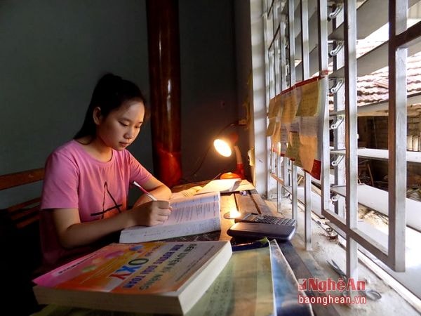 Trà My bên góc học tập của mình
