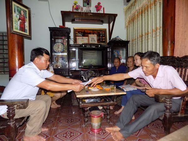 Bà con hàng xóm đến chúc mừng Trà My và gia đình