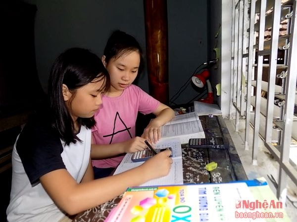 Trà My hướng dẫn em gái học bài