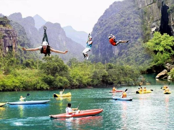 Đường trượt zipline tại Vườn Quốc gia Phong Nha Kẻ Bàng.