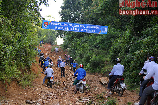 Gần 800 đoàn viên, thanh niên dựng lán ngay trong rừng, bắt tay đào, san lấp, sửa sang lại nhiều km đường hiểm trở...