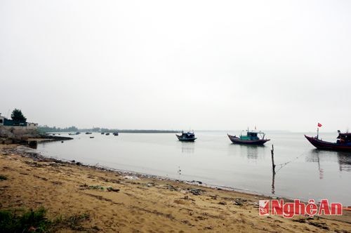 l Một góc “làng trong phố” vùng ven biển (ảnh nhỏ).