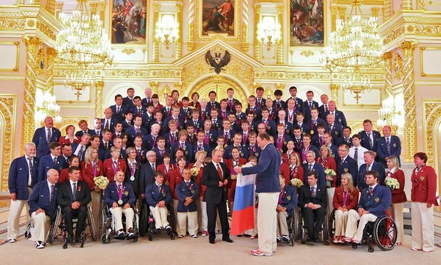 Tổng thống Nga Vladimir Putin gặp gỡ đoàn vận động viên khuyết tật Nga trở về từ Paralympic London 2012 tại điện Kremlin vào tháng 9/2012. Ảnh: AFP.