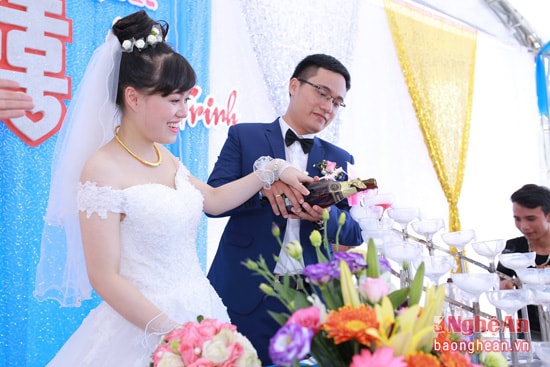 Một đám cưới được tổ chức ở Nhà văn hóa xóm 12, xã Hưng Lộc (TP. Vinh).