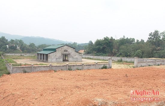 Chợ Cô Ba ở xã Châu Bình (huyện Qùy Châu) sau 3 năm xây dựng giờ vẫn để không.