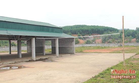 Dân chăng lưới bóng chuyền trong chợ Cô Ba ở xã Châu Bình (huyện Qùy Châu).