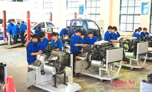 Giờ thực hành sửa chữa động cơ ô tô của sinh viên Trường Đại học Sư phạm Kỹ thuật Vinh.