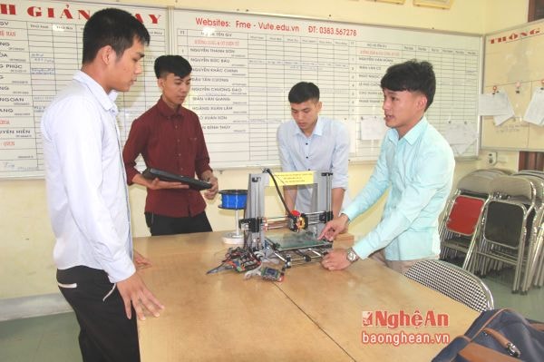 Sinh viên Trường Đại học Sư phạm Kỹ thuật Vinh với sản phẩm Máy in 3D tham dự Cuộc thi sáng tạo khoa học kỹ thuật cấp tỉnh năm 2016.