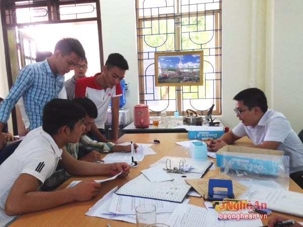 Cán bộ Trường Đại học Sư phạm Kỹ thuật Vinh tư vấn cho thí sinh đến nộp hồ sơ nhập học.