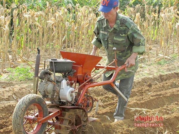 Anh Hùng đưa máy vào phục vụ sản xuất cho gia đình và giúp nhiều hộ làm đất.