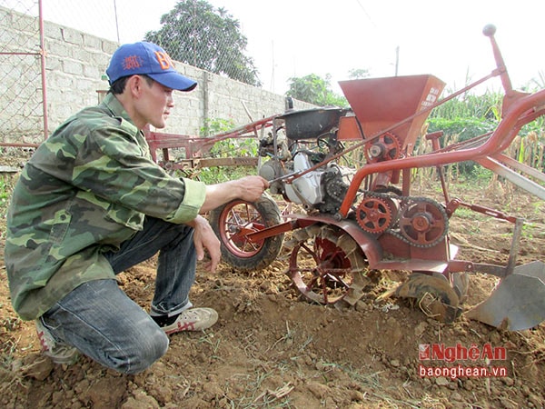 Chiếc máy 3 trong 1: Làm cỏ, bón phân, vun gốc cho ngô do anh Hùng sáng chế.
