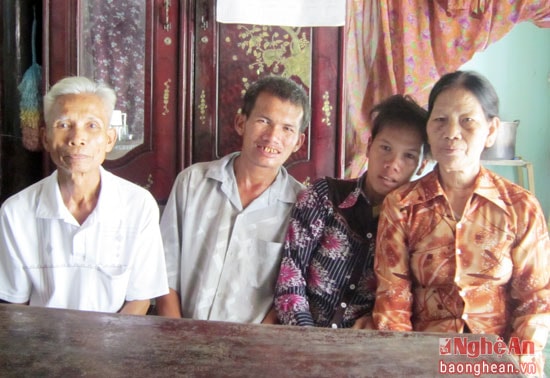 1.Vợ chồng bà Liên và 2 người con bị nhiễm chất độc da cam