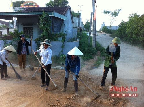 Các giáo dân tham gia vệ sinh môi trường