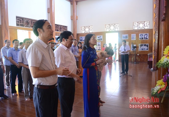 Các đại biểu dâng hương tưởng niệm đồng chí Nguyễn Thị Minh Khai.